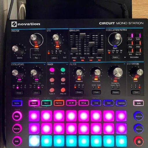 Novation Circuit Mono Station синтезатор