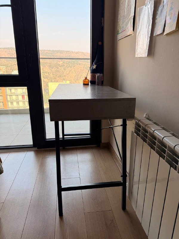 Письменный стол с двумя ящиками