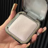 Контур-стик Charlotte Tilbury, тональная основа MAC, тональный стик Dior, хайлайтер Kiko, тональная сыворотка Clarins 10