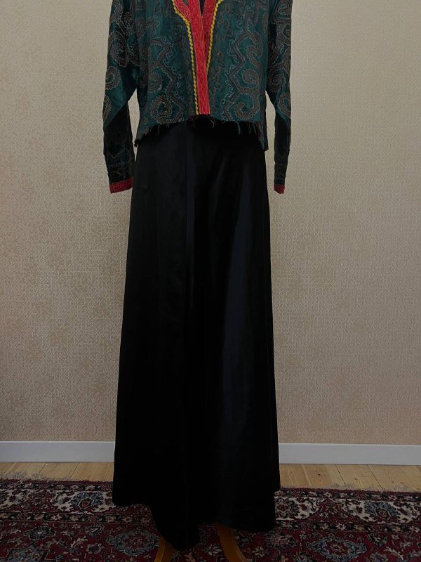 Атласная черная юбка в пол, обрезанный кафтан 4