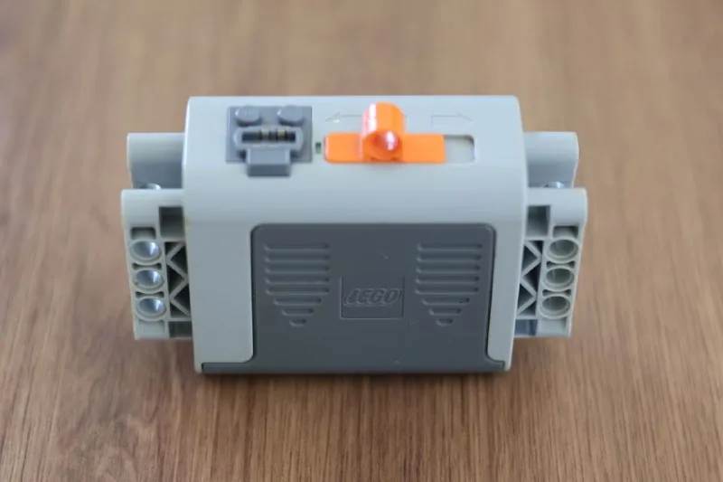 LEGO 8881 Power Functions батарейный блок 1