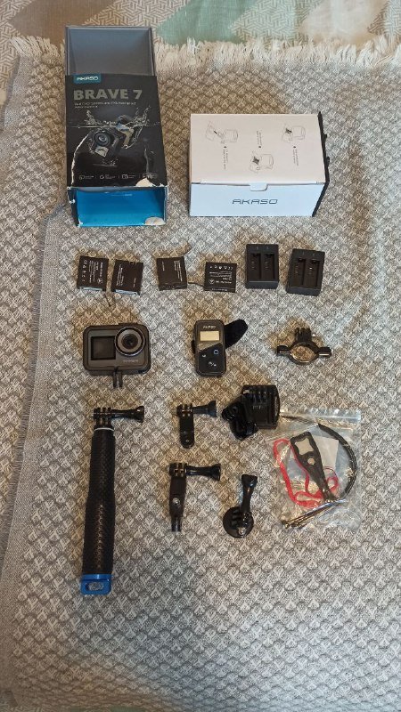 Экшн камера Akaso Brave 7, аккумуляторы, пульт, флешка 128Гб, аксессуары
