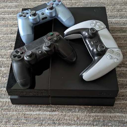 PlayStation 4 CUH-1108A с тремя контроллерами