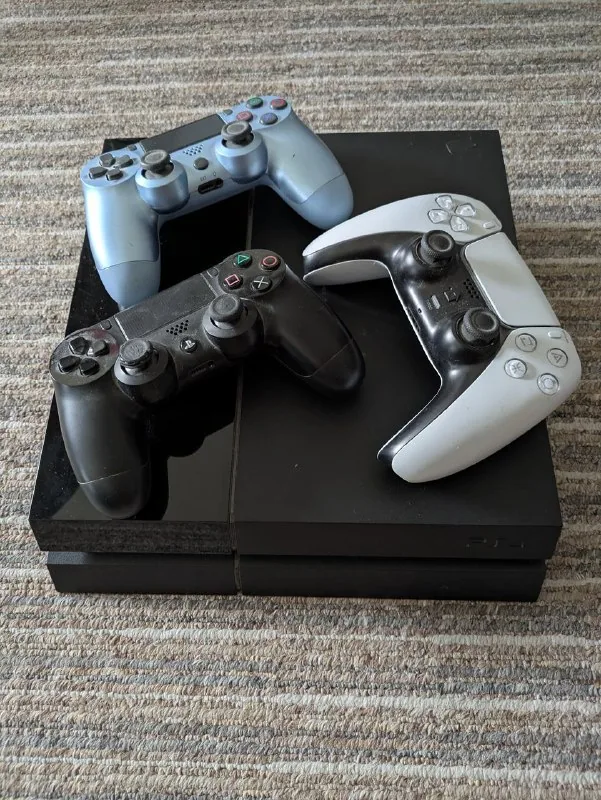 PlayStation 4 CUH-1108A с тремя контроллерами