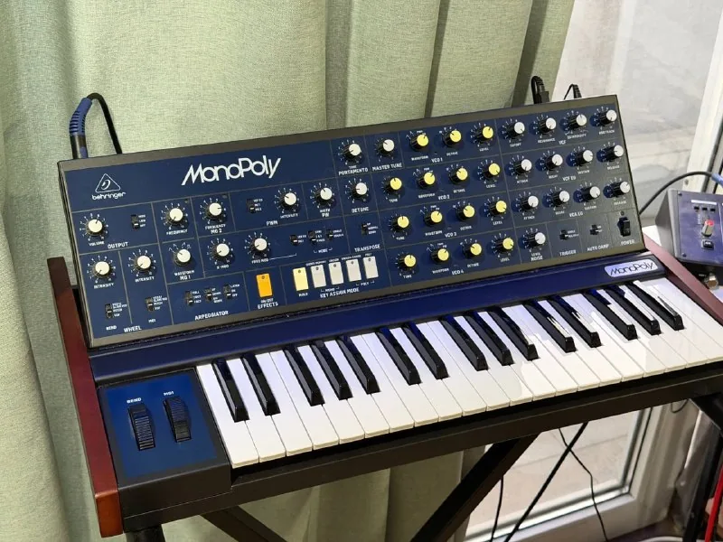 Behringer MonoPoly, NUX DP-2000 1