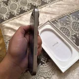 iPhone с зарядным устройством 4