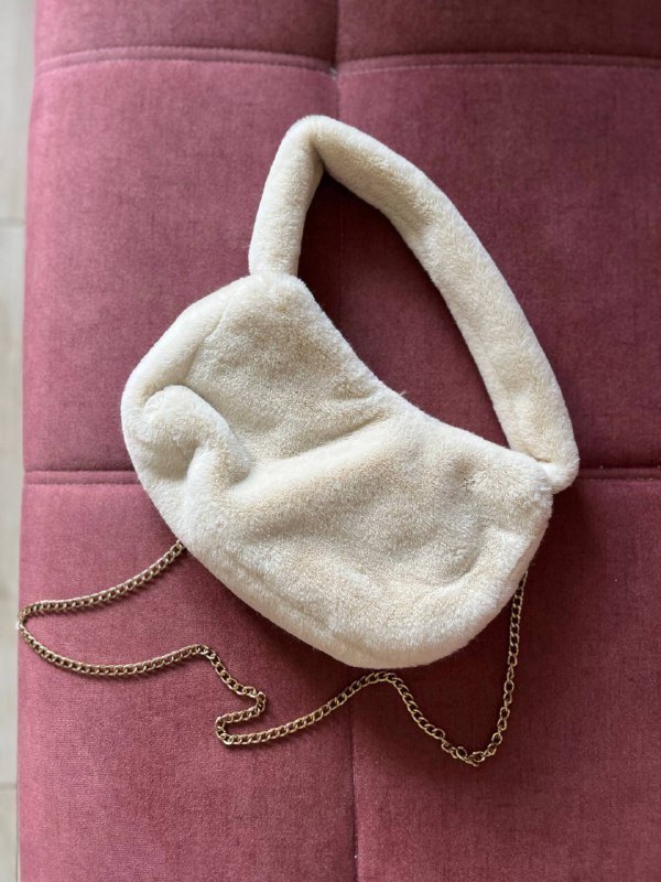 Поло Zara белое, Угги на платформе, Джинсы Zara серые, Топ Zara черный, Кофта Stradivarius, Пушистая сумка New Yorker 9