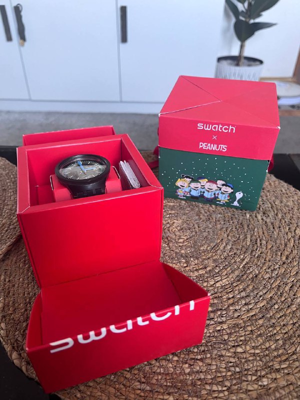 Swatch Peanuts Limited Edition Christmas Series Smart Wi-Fi