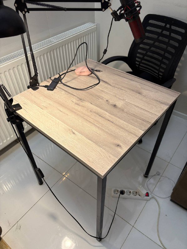 Инстакс, микрофон-колонка, JBL Flip 4, стол, кресло, стойка для микрофона, настольная лампа 4