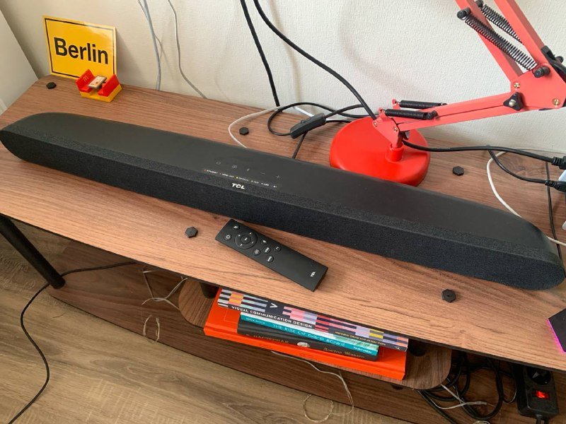 Саундбар, часы, пылесос, рабочий стол, полка, микроволновка, компьютерное кресло, стул, кофейный столик