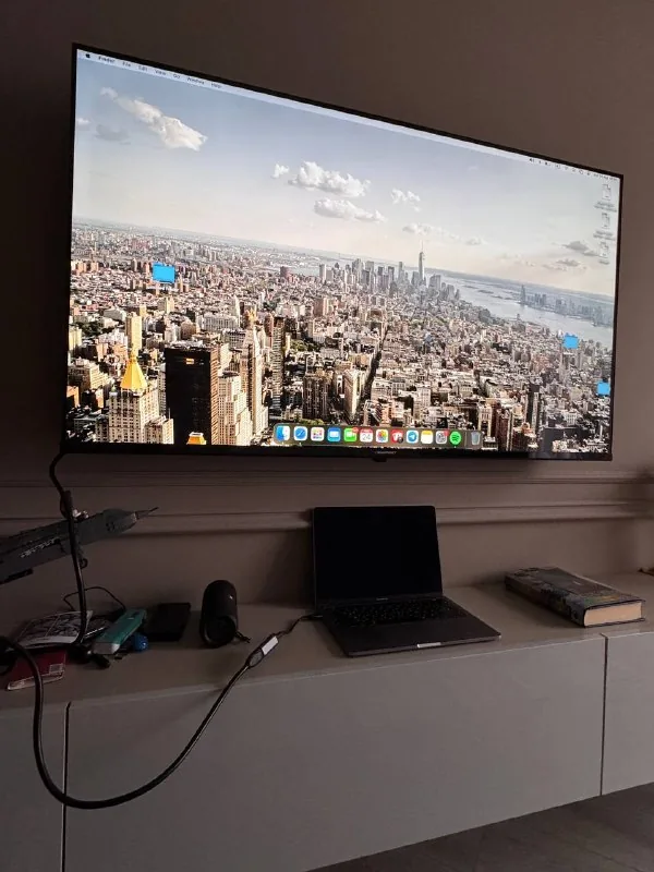 MacBook Pro с проводом HDMI и переходником 1