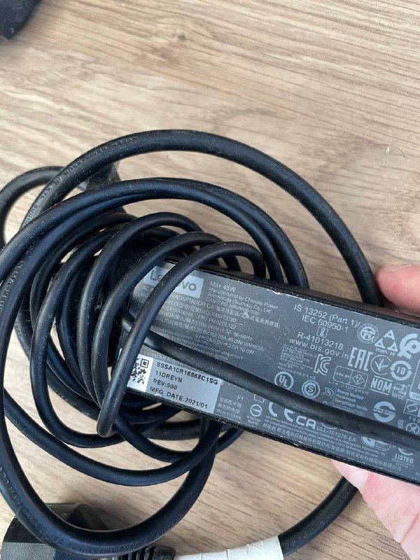USB A to Ethernet, Logitech G305, Lenovo charger, Internet cables 7
