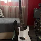 Бас гитара Squier By Fender, комбик Fender Rumbler 15 1