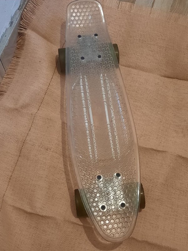 Скейты, один в идеальном состоянии, второй с проблемой 2