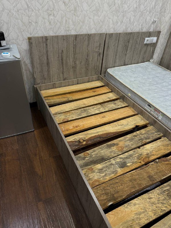 Кровать односпальная с матрасом