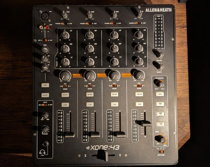 Analogue 4-channel DJ mixer Allen & Heath Xone:43 1