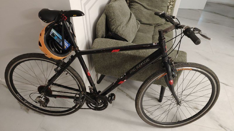 Велосипед с шлемом и замком