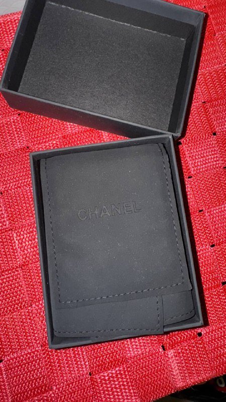 Серьги Шанель, резинка Прада 3