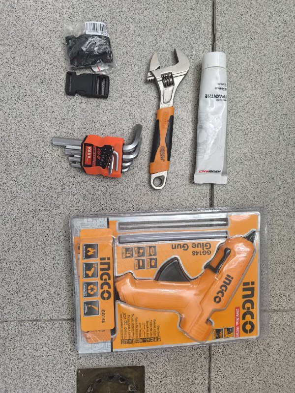 Разводной ключ, набор шестигранников, смазка графитовая, набор фастексов