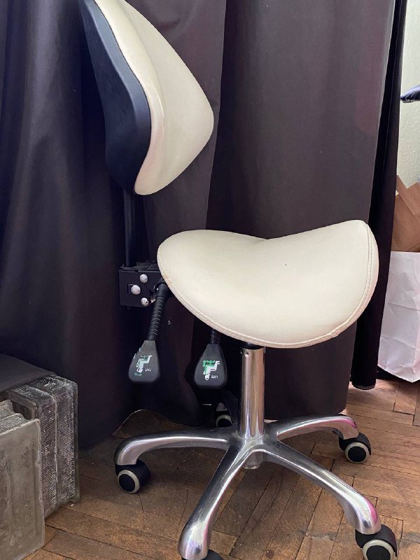 Массажная кушетка, стул-седло, кольцевая лампа, стол-тележка, арм-холдер, складной мольберт 6