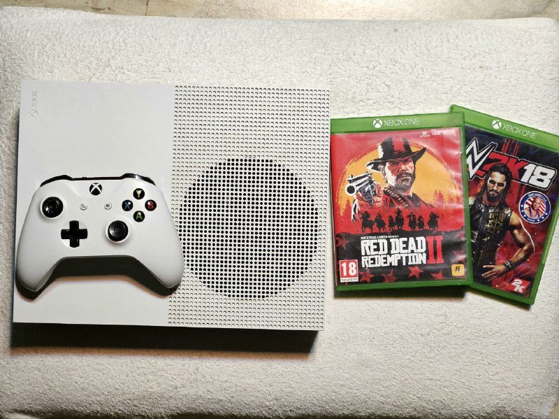 Xbox One, контроллер, игры Red Dead Redemption II и WWE 2K18