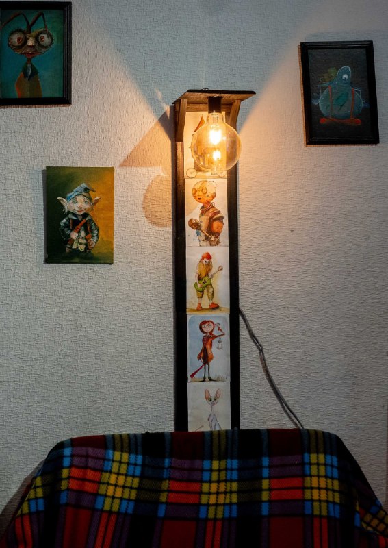 Декоративная настенная лампа с картинами 2