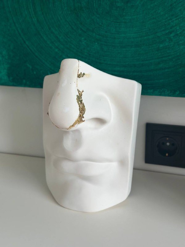 Соковыжималка, картины, вазы, стол, стулья, кушетка, гипсовая голова, стенд 6