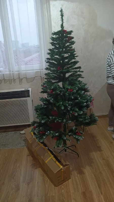 искусственная новогодняя ёлка с коробкой и шишками