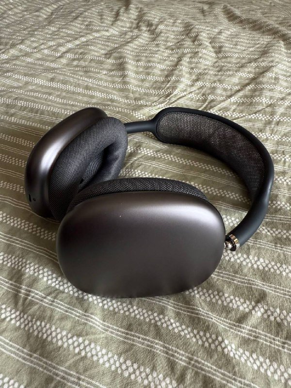 AirPods Max в черном цвете с проводом для зарядки 3