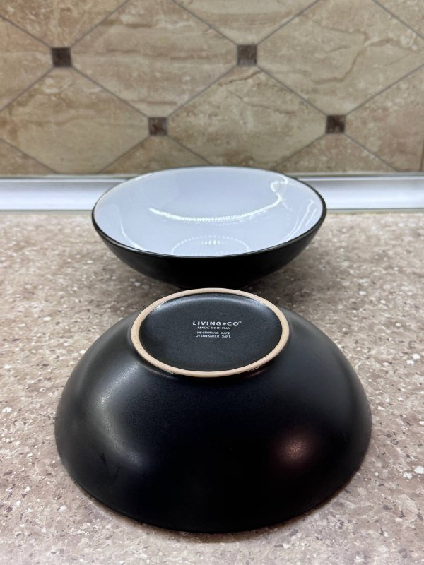 Белые тарелки, чёрные миски, синие тарелки, тарелка с узором, прозрачные и янтарные стаканы 2