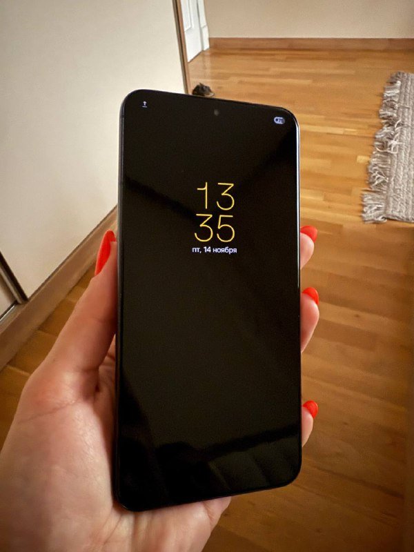 Samsung Galaxy S22 с зарядчиком