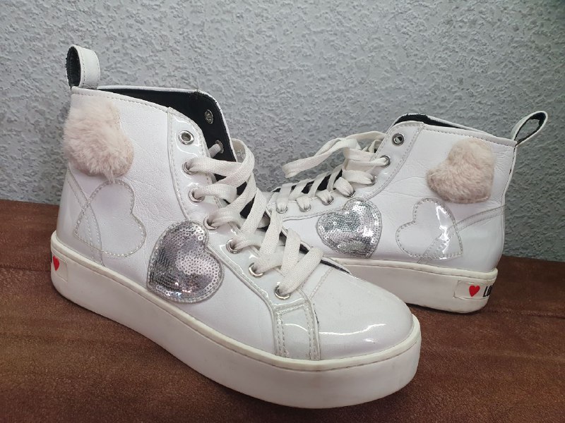 Белые кожаные кроссовки Love Moschino, Коричневые кроссовки Nike, Черные туфли, Черные кеды, Белые кроссовки Puma