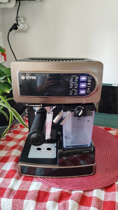 Рожковая кофемашина Vitek VT1517-BN с капучинатором
