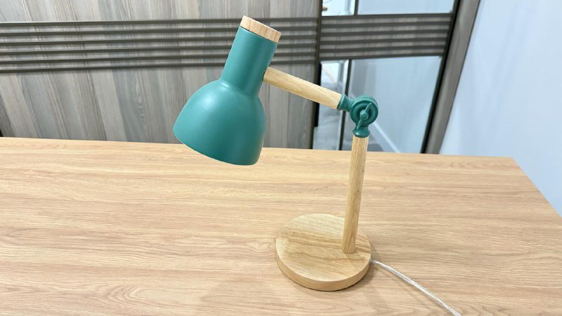 Стол 120x60x75см, настольная лампа 2