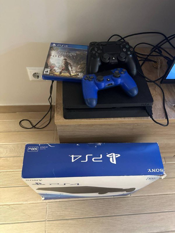 Ps4, два джойстика, игра Assassin's Creed Odyssey