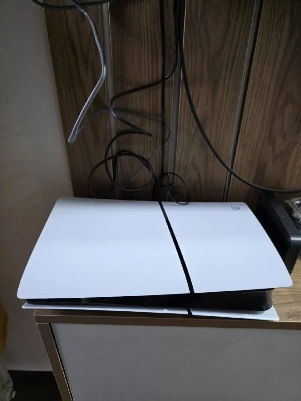 PS5 Slim, 2 DualSense 1