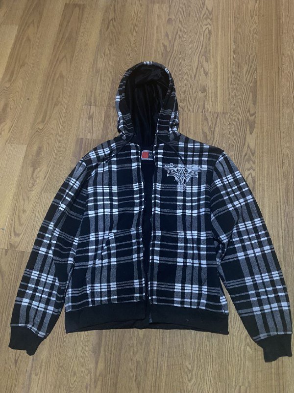 Красный и серый худи, джинсы, шапки, футболка 4