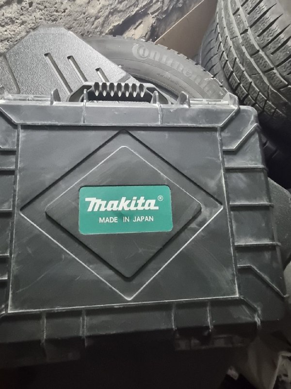 Лазерный уровень MAKITA с штативом 3