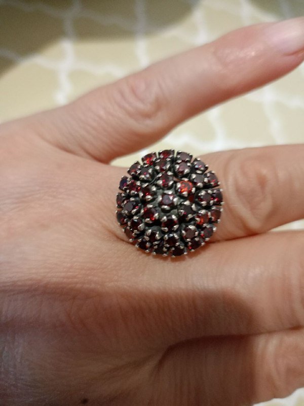 Серебряное кольцо с гранатом