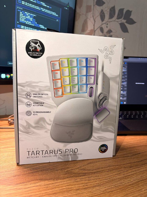 Razer Tartarus Pro, компьютерный стол, два компьютерных стула, Sony WH-1000XM4