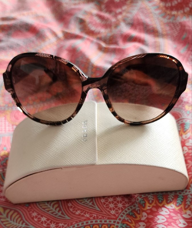 Пальто, купальник Tommy Hilfiger, очки Prada 6