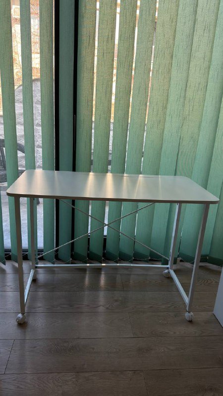 Мобильный компьютерный стол на колёсиках