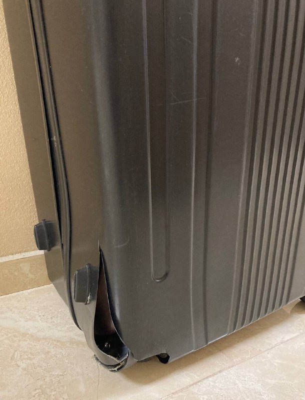 Чёрный пластиковый чемодан Aolard XL, Черный поликарбонатный чемодан President M, Тёмно-серый поликарбонатный чемодан Lotto M 4