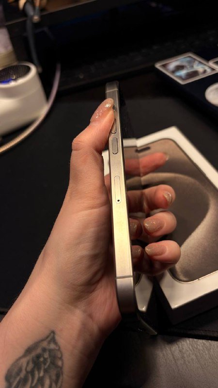 iPhone 15 pro 256gb Natural Titanium, чехол PITAKA 3