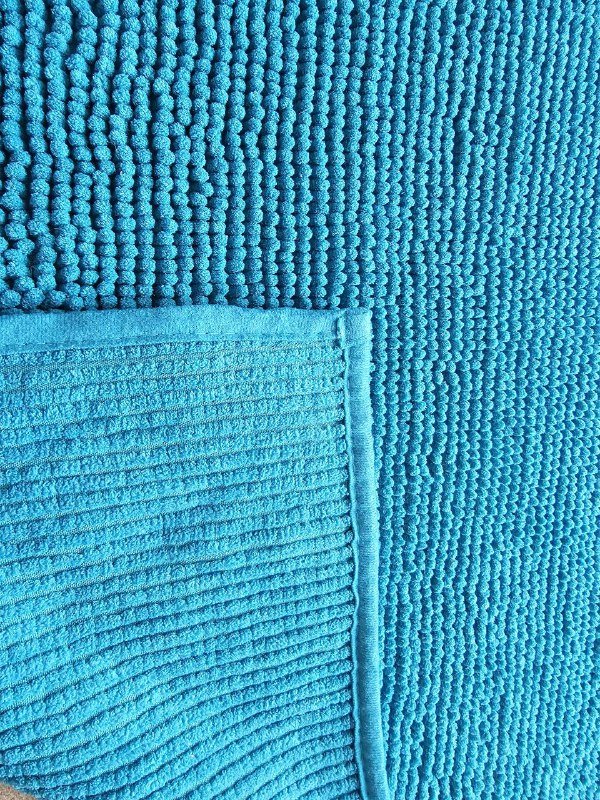 Кушетка, коврик для ванной, соляная лампа 3