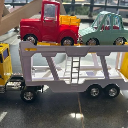 Машинки Hot Wheels и пластиковый автовоз