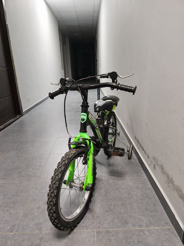 Детский велосипед с дополнительными колёсиками 2