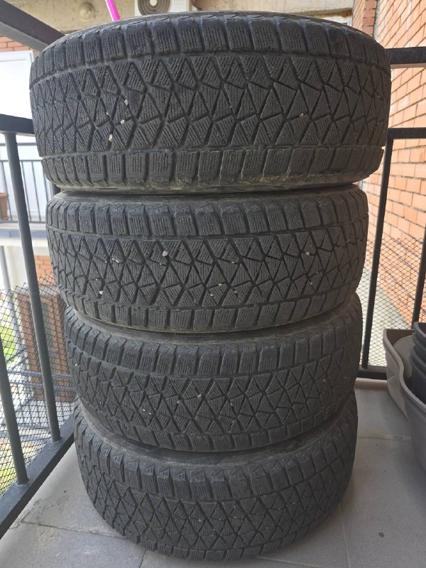 Зимняя резина 235/60 18 Bridgestone