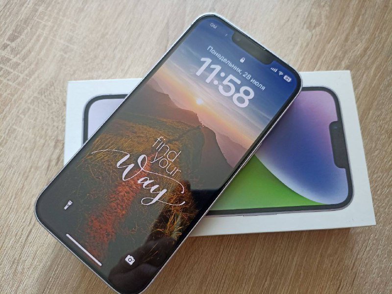 iPhone 14 с зарядкой 3