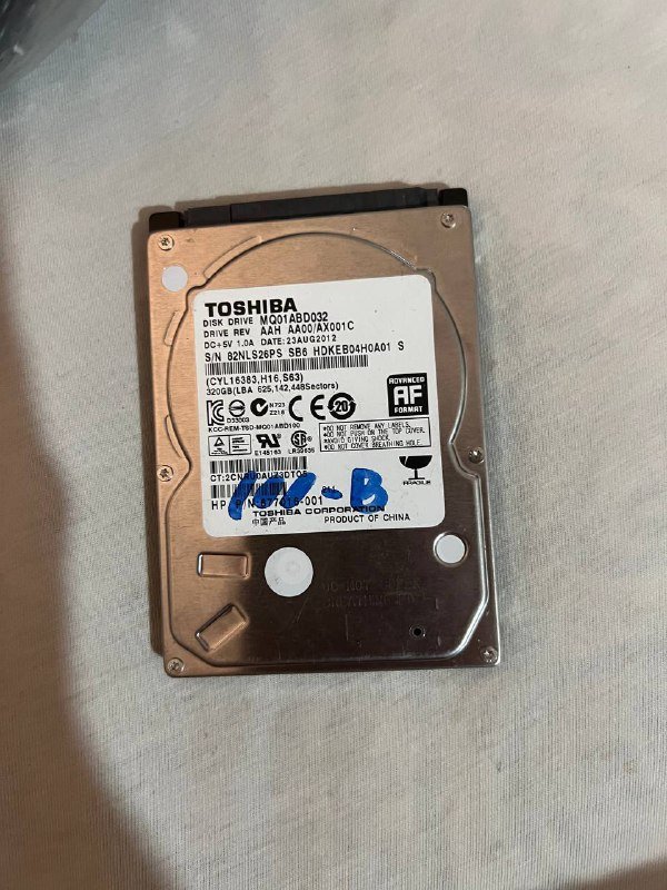 Жесткие диски Toshiba и Seagate с кабелями 3